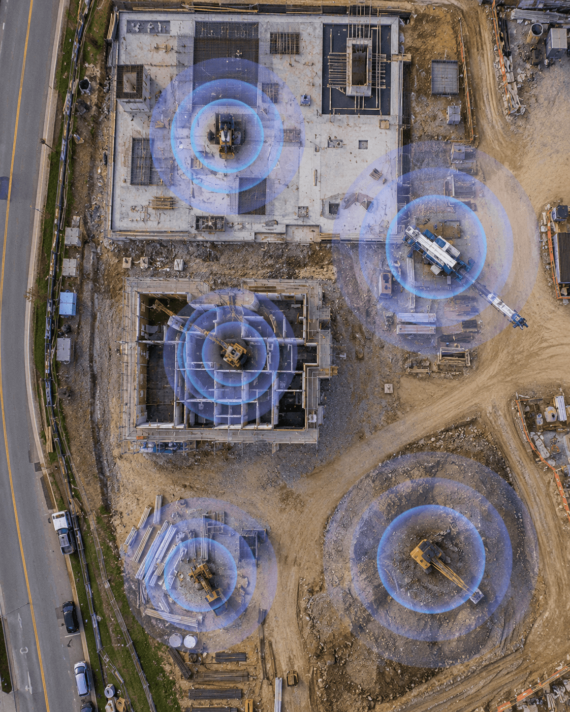 Vernetzte Baumaschinen auf einer Baustelle aus der Vogelperspektive